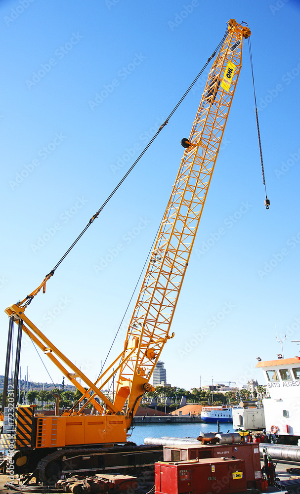 Fototapeta premium Gran grúa en el puerto de Barcelona