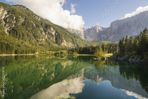  Laghi di Fusine panorama g  rskiego jeziora w Alpach w  oskich