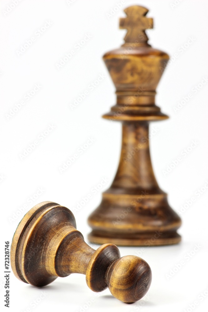 Schachfiguren 'Bauernopfer' isoliert auf weißem Hintergrund Schachfiguren 'Bauernopfer' isoliert auf weißem Hintergrund