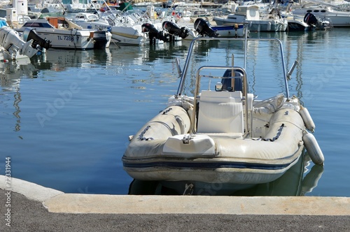 Bateau pneumatique au mouillage port de St Cyr (Var)