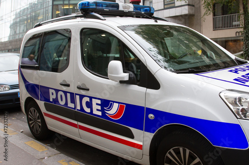 voiture de police dans la rue à paris en france