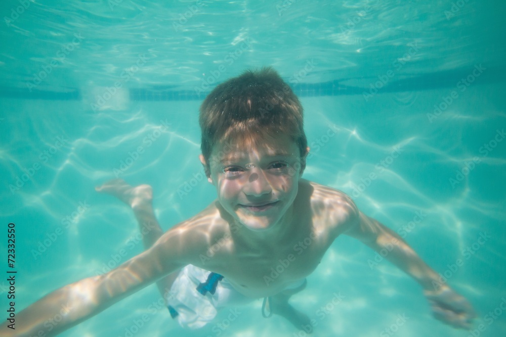 Fototapeta premium Cute kid posing underwater in pool