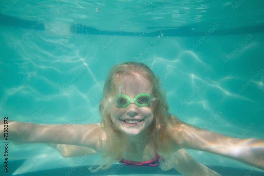 Naklejka premium Cute kid posing underwater in pool