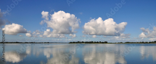 Nuages blancs et ciel bleu au dessus du Golfe du Morbihan