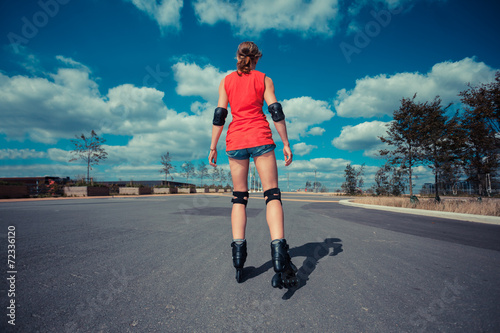 Fotografia Young woman rollerblading on sunny day