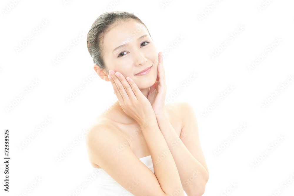 フェイスケアをする女性