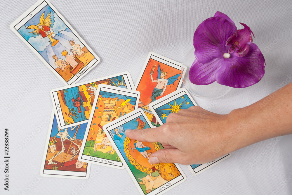 cartes divinatoires de tarot avec la main de la voyante femme
