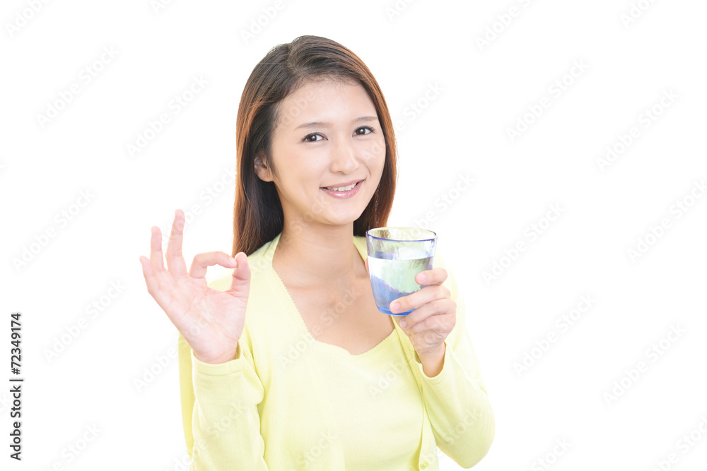 水を飲む笑顔の女性 水を飲む笑顔の女性
