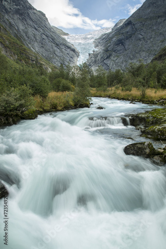 ruisseau montagneux norv  gien et glacier