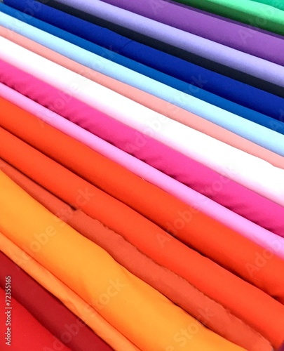 Stoffladen mit bunten Stoffen