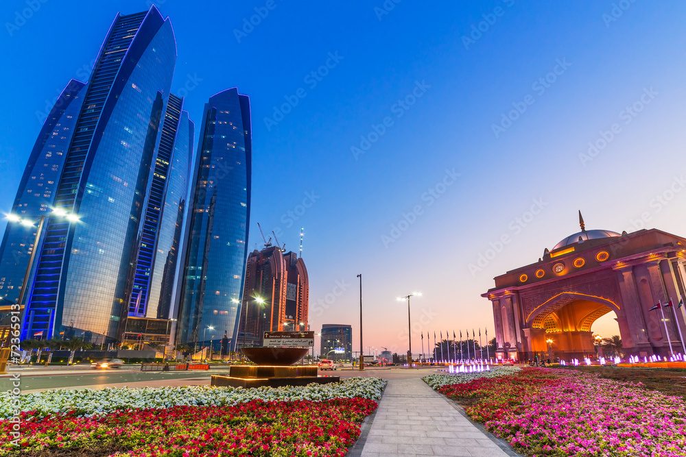 Fototapeta premium Ulice Abu Zabi o zmierzchu, stolica Zjednoczonych Emiratów Arabskich