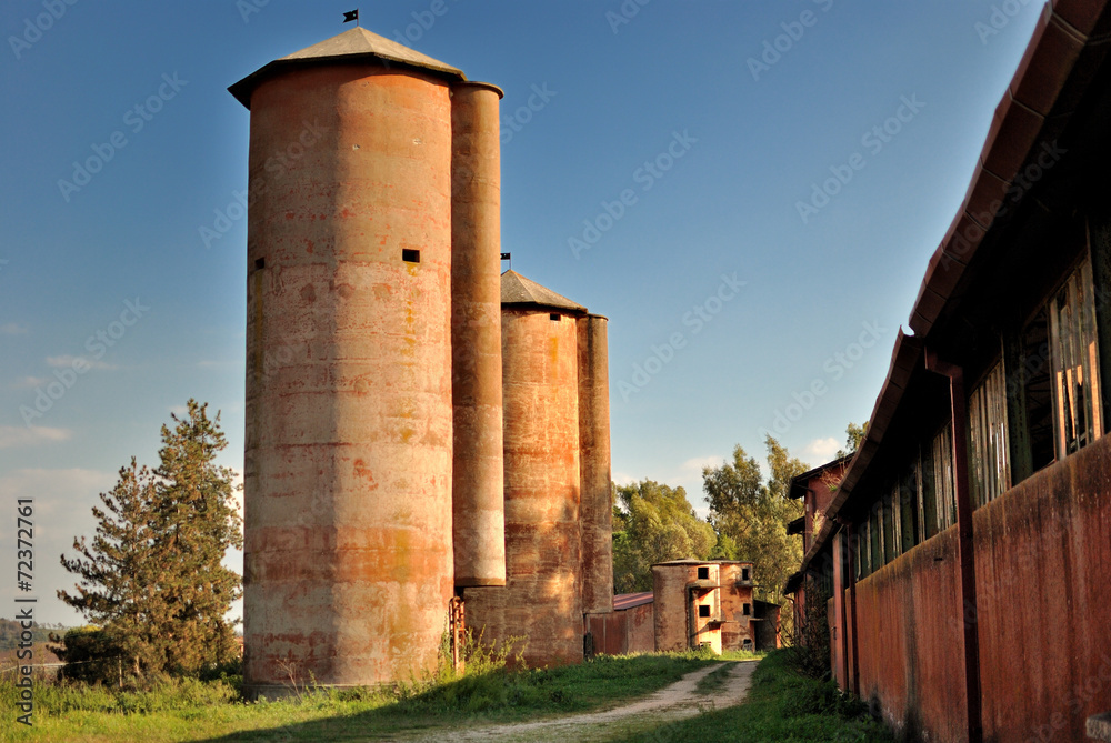 Azienda agricola con silos in disuso