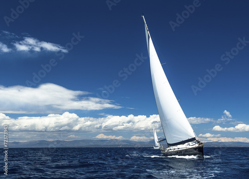 Sailing in the wind through the waves. © De Visu