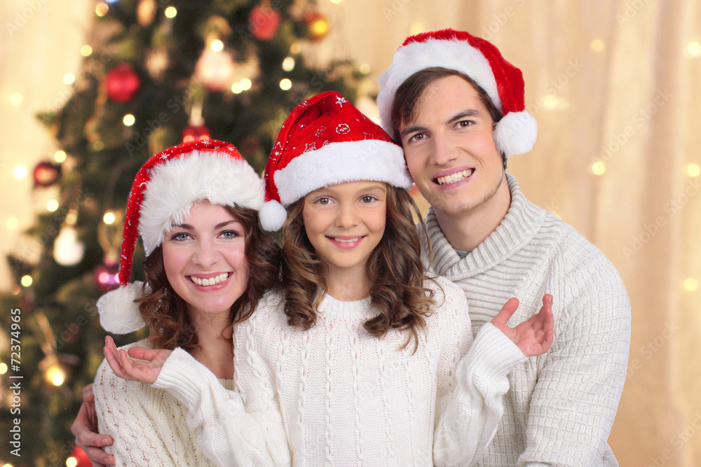 Junge Familie an Weihnachten Junge Familie an Weihnachten
