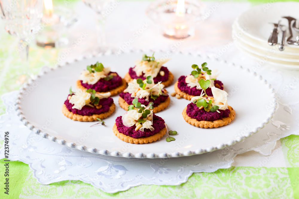 Crackers with beet pesto and cheese Crackers with beet pesto and cheese