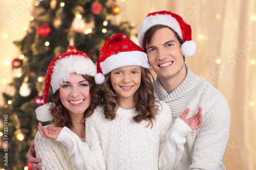 Junge Familie an Weihnachten