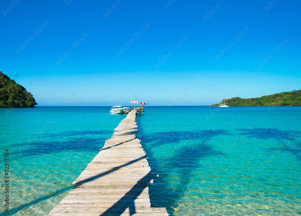 Fototapeta premium Sunny Serenity Jetty to Eternity
