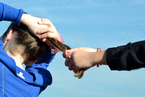 Fillettes se tirant les cheveux