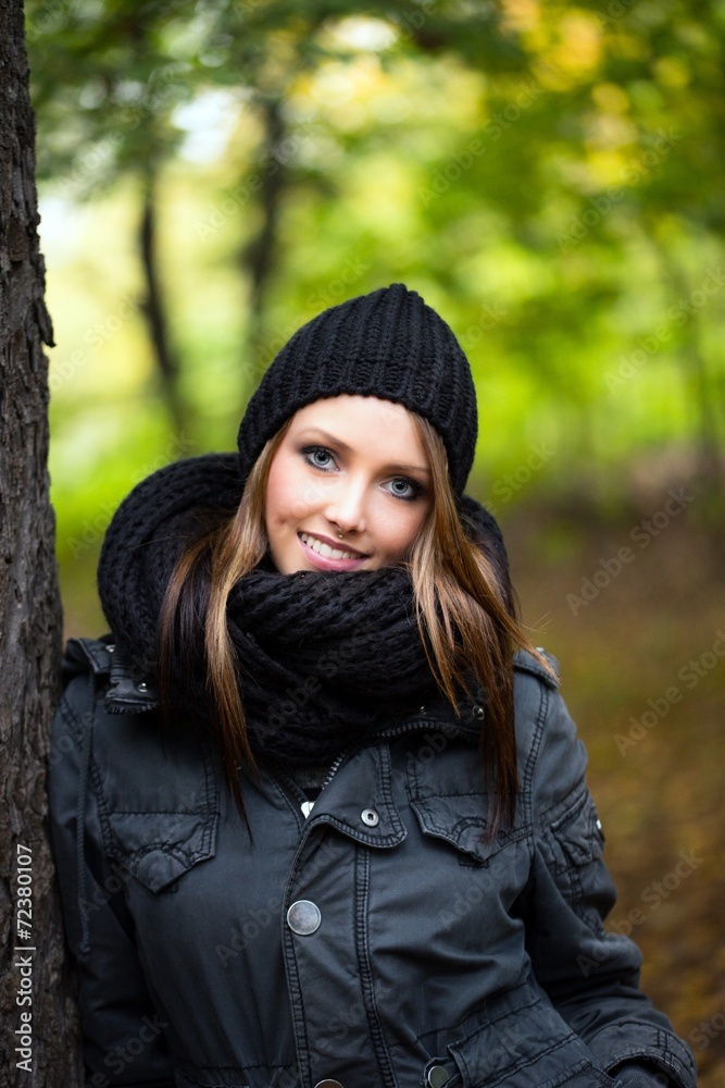 hübsche Frau im herbstlichen Wald