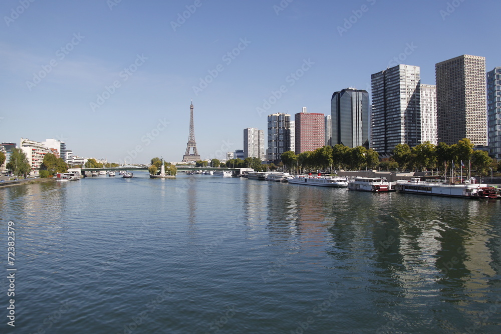 Vue sur la Seine, la Tour Eiffel et le quartier de Beaugrenelle à Paris