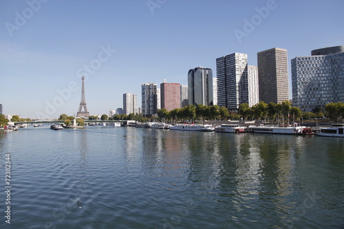 Vue sur la Seine, la Tour Eiffel et le quartier de Beaugrenelle à Paris © Atlantis