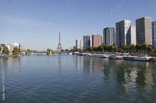 Vue sur la Seine  la Tour Eiffel et le quartier de Beaugrenelle    Paris