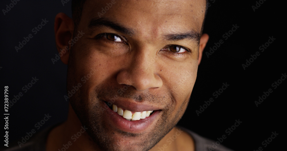 Obraz premium Smiling black man looking at camera
