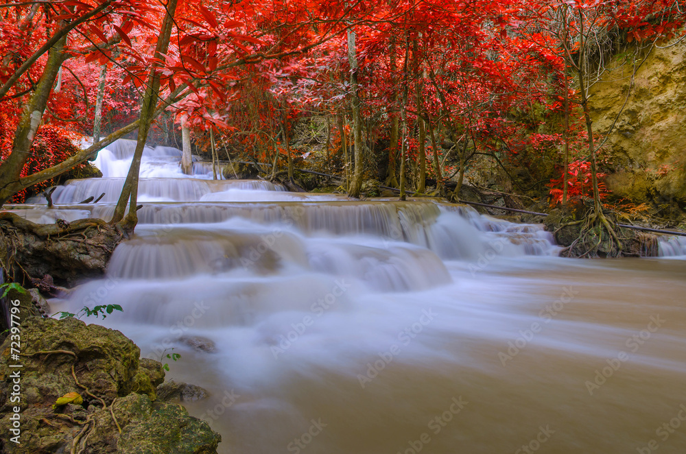 Waterfall in deep rain forest jungle (Huay Mae Kamin Waterfall i Waterfall in deep rain forest jungle (Huay Mae Kamin Waterfall i