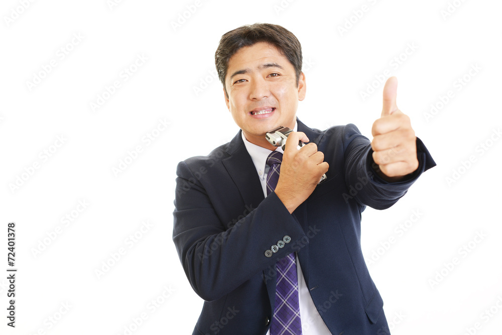 髭剃りをするビジネスマン