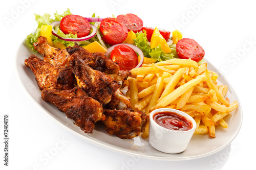 Grilled chicken nuggets, chips and vegetables