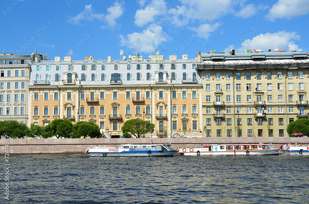 Особняки на набережной реки Невы в Санкт-Петербурге
