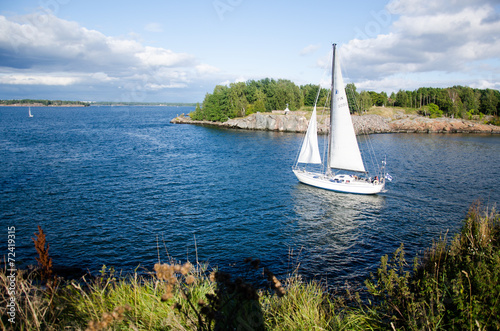 Segelboot vor Suomenlinna, Helsinki
