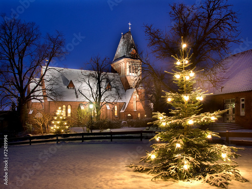 Weihnachtliche Kirche photo