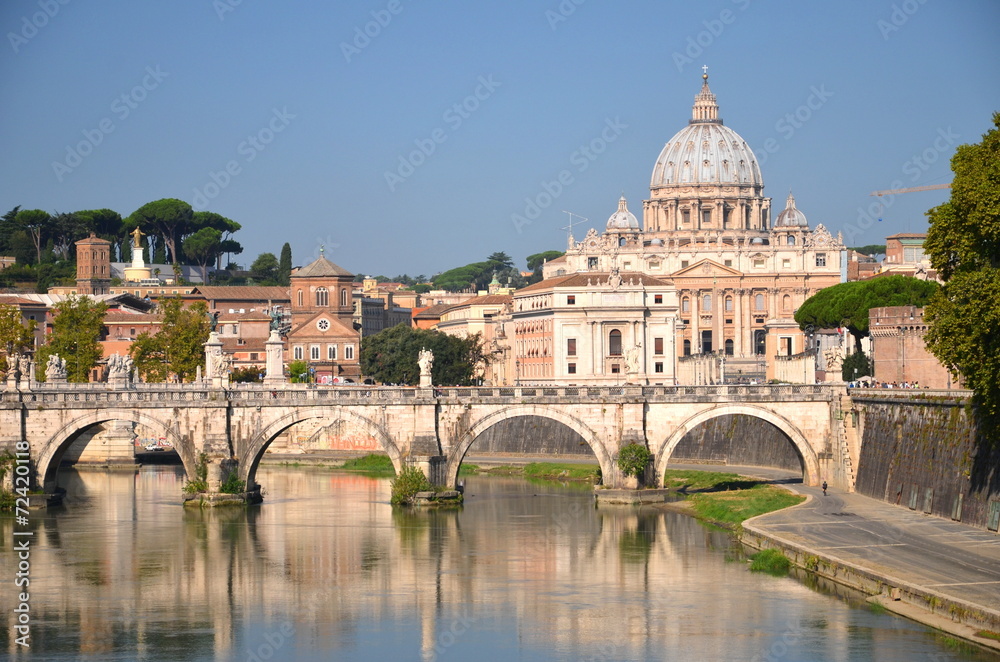 Malowniczy widok bazyliki św. Piotra nad Tybrem w Rzymie   