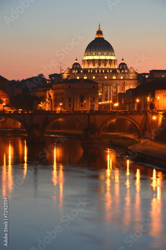 Malowniczy widok bazyliki św. Piotra nad Tybrem w Rzymie    #72420114