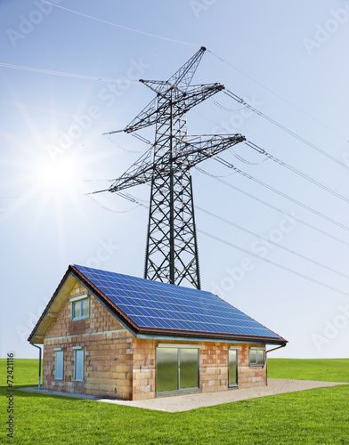 Haus unter Hochspannungsleitung
