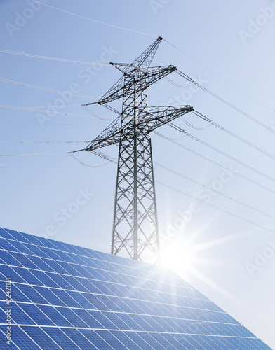 Strommast und Solarzellen