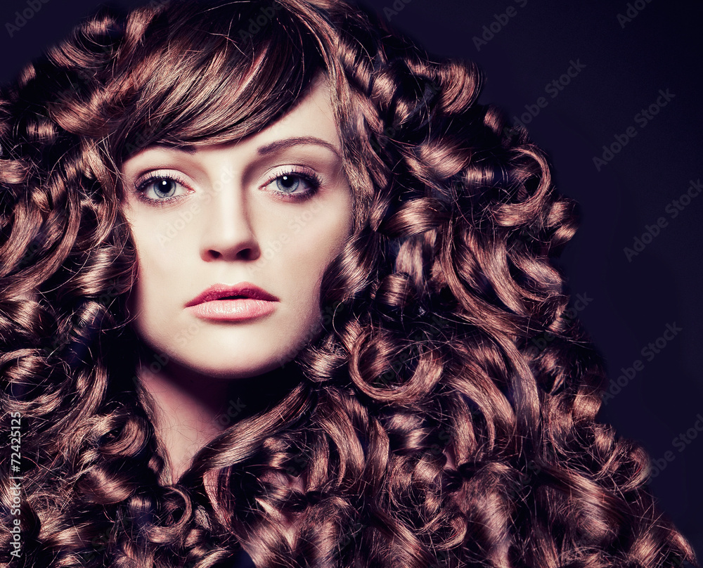 girl with stunning wavy hair-haircolors 35