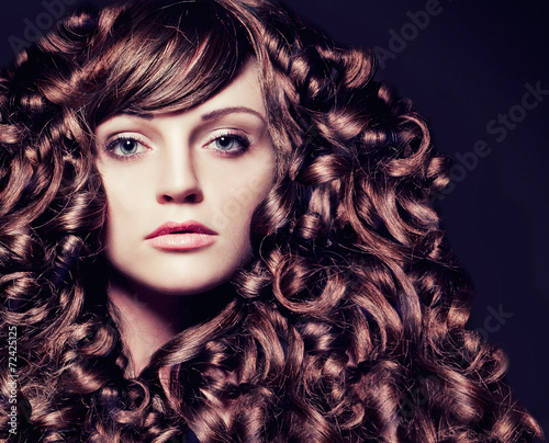 girl with stunning wavy hair-haircolors 35