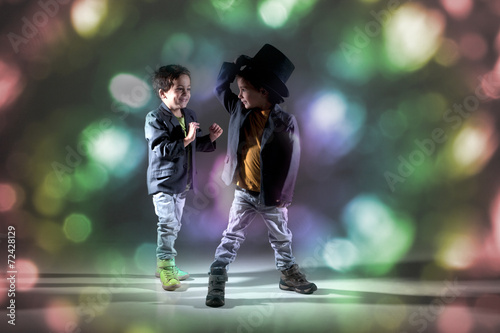 Zwei Jungs tanzen in Disco Licht und haben Spaß Porträt photo