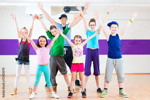 Tanzlehrer gibt Kindern Zumba Fitness in Tanzstudio