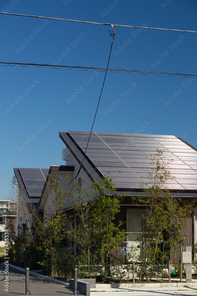ソーラーパネルを設置したエコ住宅