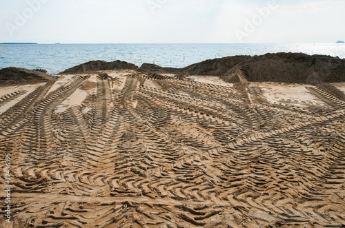 タイヤ痕に覆われた砂浜