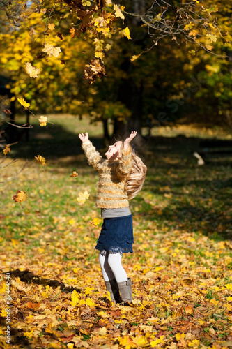 Canvas-taulu Happy girl throwing up the tree leaves