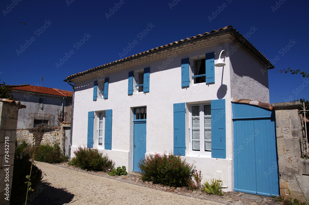 Maison blanche à volet bleu de Talmont-sur-Gironde
