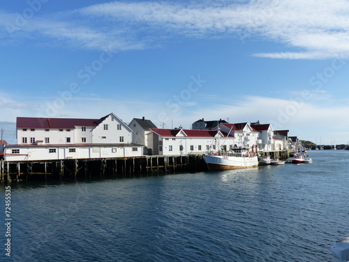Port de Svolvaer en Norvège avec bateau et maisons typique © Arnaud