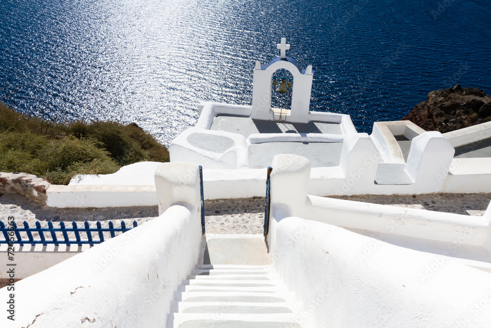 Fototapeta premium Kirche auf Santorin über dem Meer