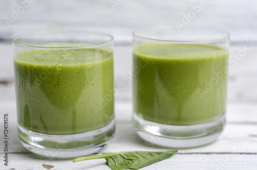 Grüner Smoothie mit Nüssen und Spinat