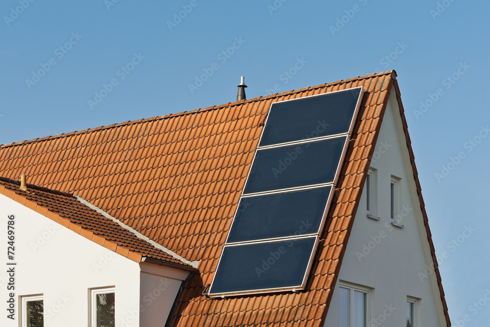 Sonnenkollektoren auf einem Dach aus Tonziegeln