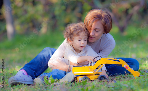 Mamma e bimbo giocano  photo